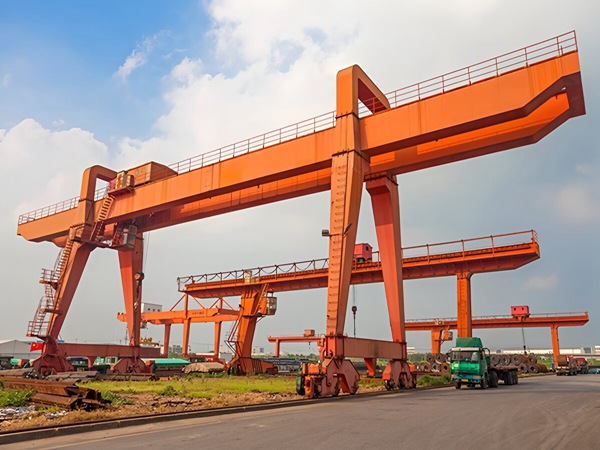 <b>广东深圳门式起重机厂家40米跨度龙门吊适合哪些</b>