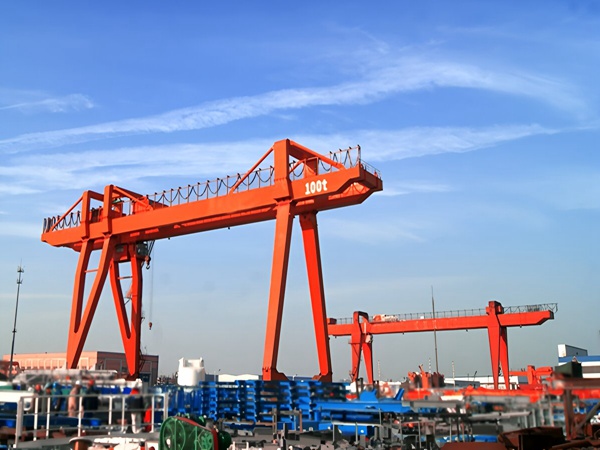 <b>浙江杭州门式起重机厂家龙门吊支腿与下横梁有</b>