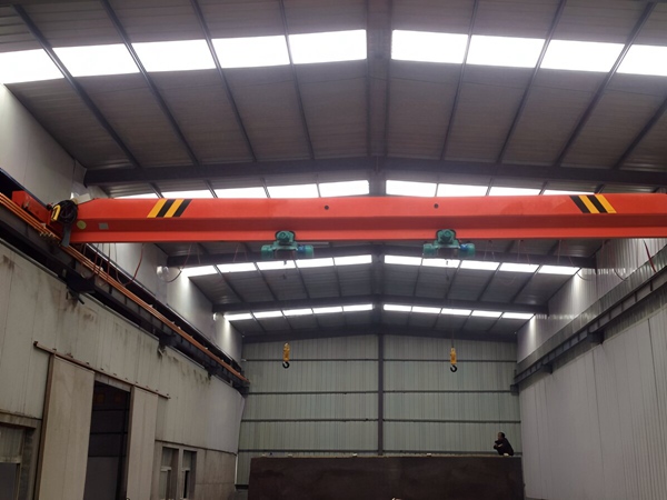 <b>辽宁朝阳桥式起重机厂家单梁行车与双梁行吊选</b>