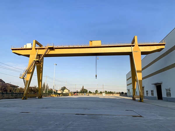 青海黄南龙门吊的箱形主梁和桁架